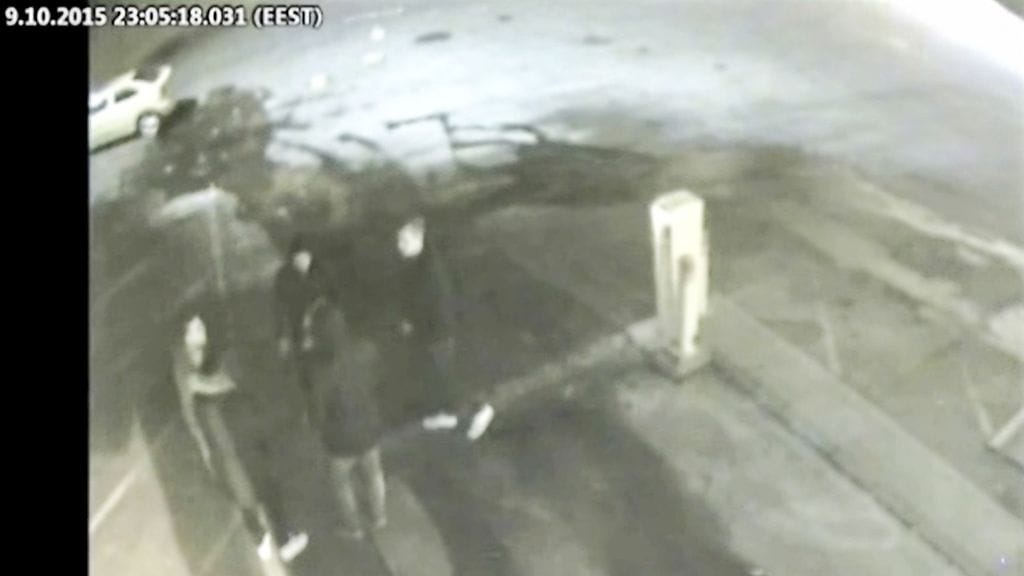 Ryöstäjien kokoontuminen tallentui huoltoaseman valvontakameraan.