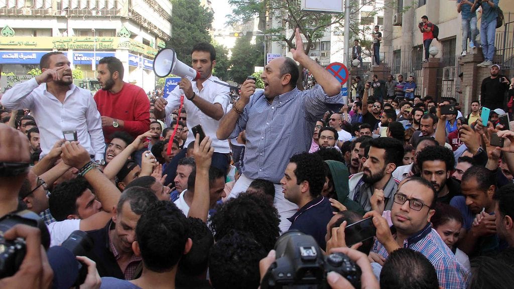 Kansa rynni Kairossa kadulle vastustamaan kahden saaren luovuttamista Saudi-Arabialle.