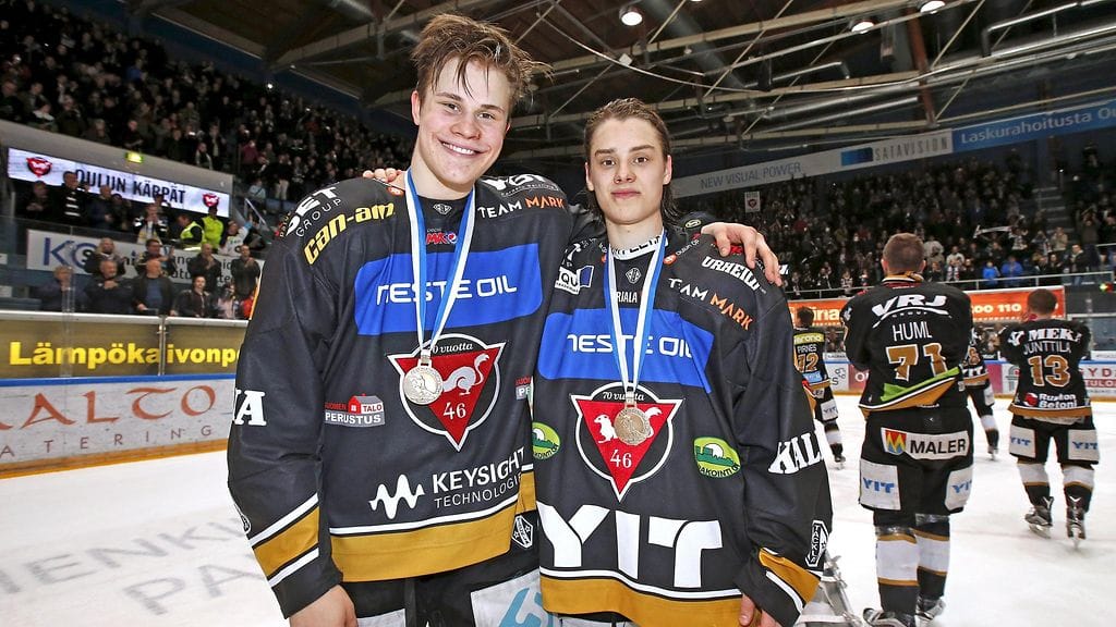 Jesse Puljujärvi ja Sebastian Aho päättivät kautensa pronssijuhliin. Puljujärvi lähtee alle 18-vuotiaiden MM-kisoihin, Aho valitaan mahdollisesti mukaan aikuisten kisoihin.