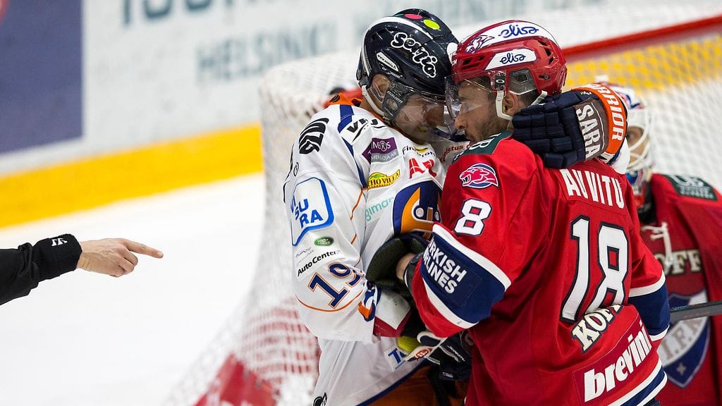 Yohann Auvitu (oik.) teki jo lähempää tuttavuutta Tapparan Veli-Matti Savinaiseen.