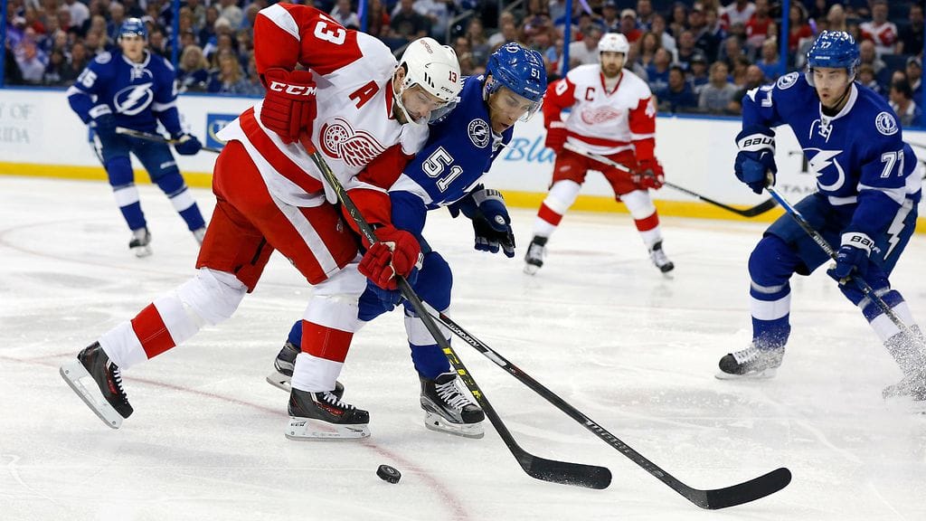 Valtteri Filppula oli puolustamassa Pavel Datsjukia aseettomaksi yön NHL-kamppailussa.