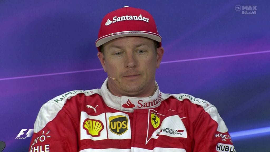 Kimi Räikkönen pettyneenä lauantain lehdistötilaisuudessa.