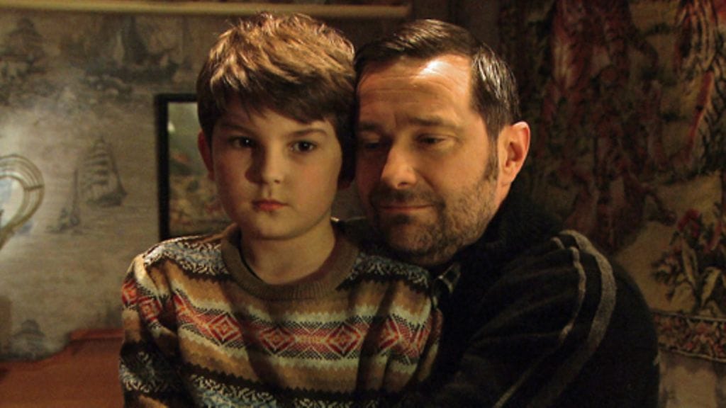 Syksyn 2012 jaksoissa Aaro valehteli Severille olevansa tämän isä. Todellisuudessa Severin biologinen isä on Aaron edesmennyt kaksoisveli Eero, ja kasvatti-isä Lasse Sievinen.