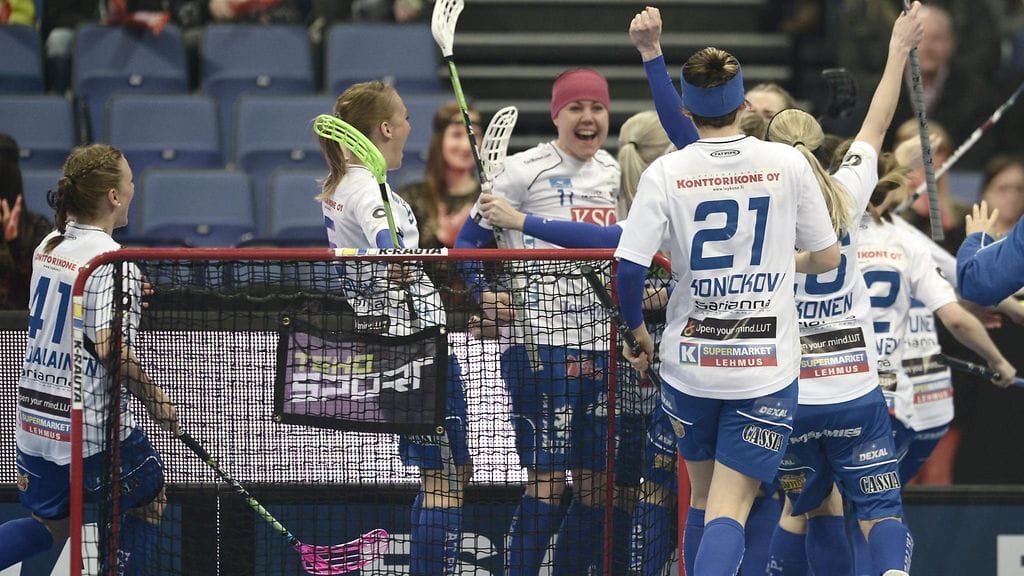 NST:n pelaajat juhlivat maalia.