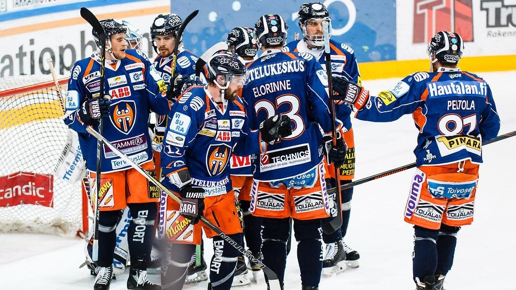 Tapparan pelaajat pääsivät lauantaina juhlimaan voittoa Hakametsän hallissa. Finaalisarja on nyt tasalukemissa 1-1.