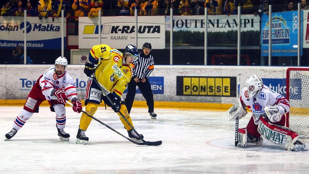 Jukureiden Joonas Kalliola (kesk.) hyökkää Hokin maalivahti Tuukka Smuran maalille.
