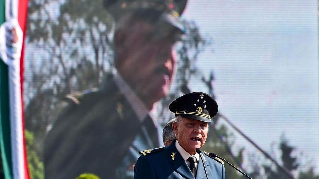 Meksikon puolustusministeri Salvador Cienfuegos esitti julkisen anteeksipyynnön Mexico Cityssä 16. huhtikuuta 2016.