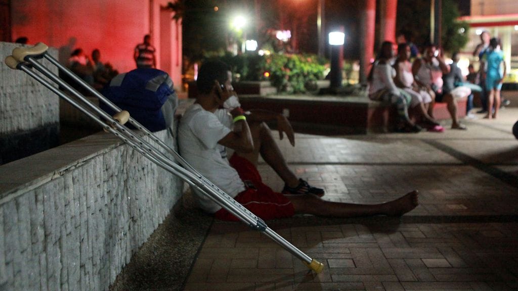 Ecuadorissa potilaita evakuoitiin sairaalasta Calin kaupungissa, kun maanjäristys vaurioitti sairaalarakennusta 16.4.2016.