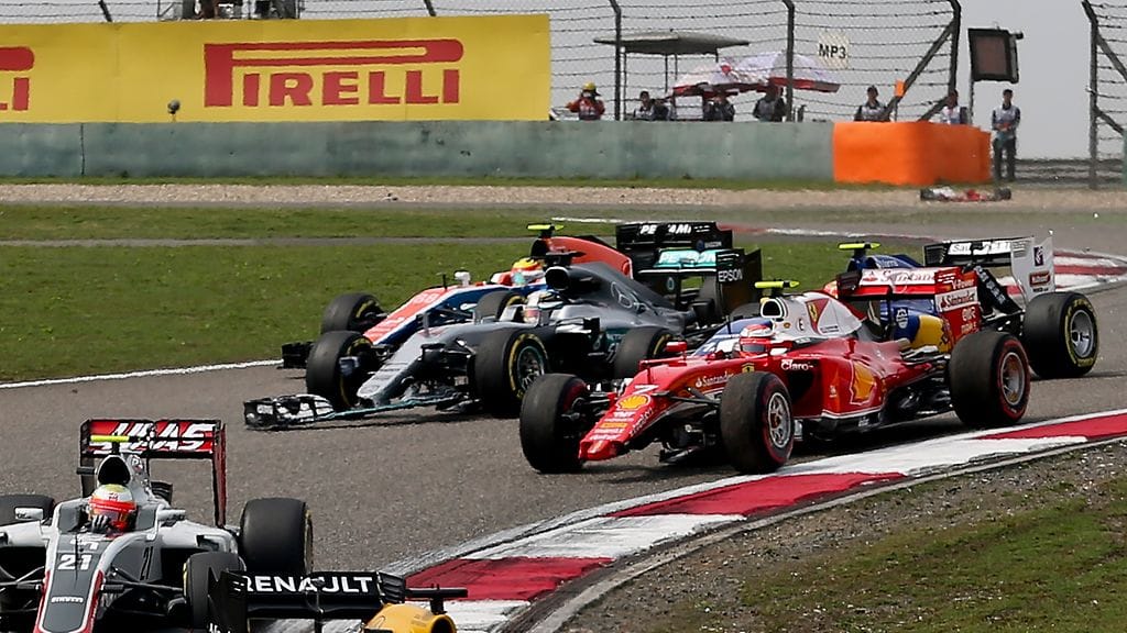 Kimi Räikkönen Kiinan starttikolarin jälkeen.
