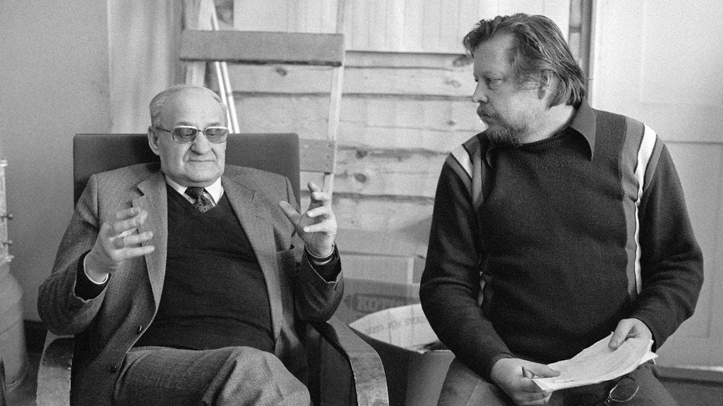 Väinö Linna (vas) ja Rauni Mollberg Tuntematon sotilas -elokuvan uuden filmaussuunnitelman infossa Vesilahdella 1. maaliskuuta 1984.