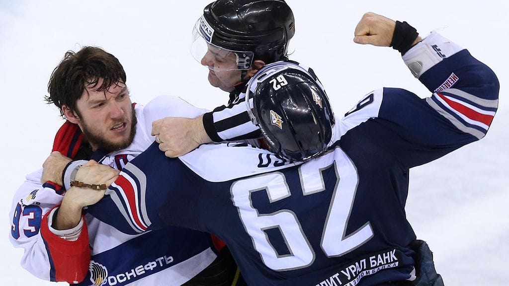 Magnitogorskin Oskar Osala ja TsSKA:n Artjom Sergejev ottivat yhteen toisessa erässä.