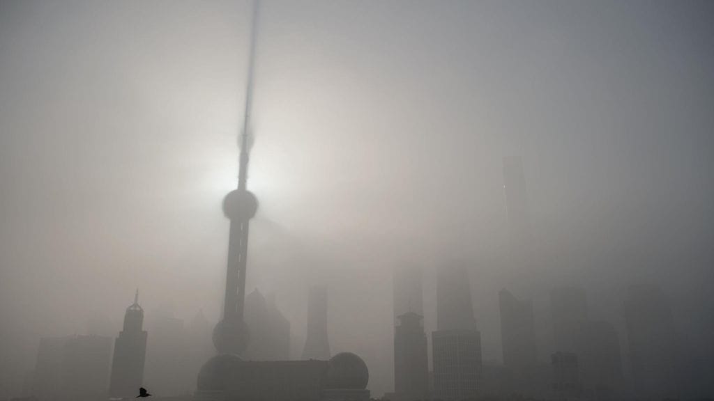 Shanghaissa Oriental Pearl -torni oli vain vaivoin nähtävissä paksun saastesumun takaa 13. huhtikuuta 2016.