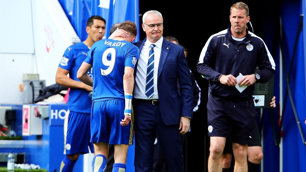 Jamie Vardy käveli pää painuksissa sivuun kentältä saatuaan toisen varoituksen.