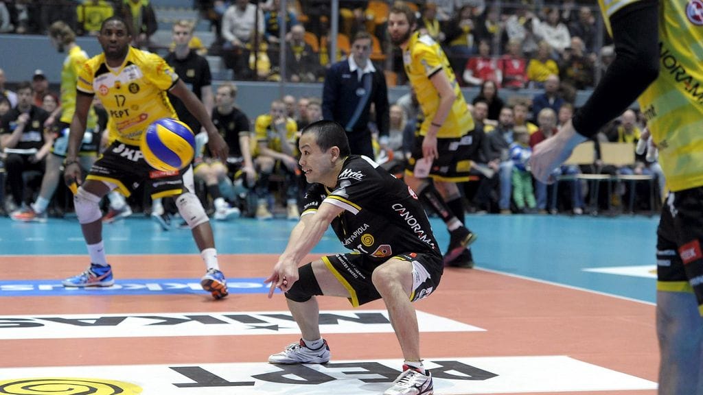 Tiikereiden Enderwin Herrera (vas.) tarkkailee kun Taichiro Koga nostaa pallon lentopallon miesten Mestaruusliigan kolmannessa finaaliottelussa.