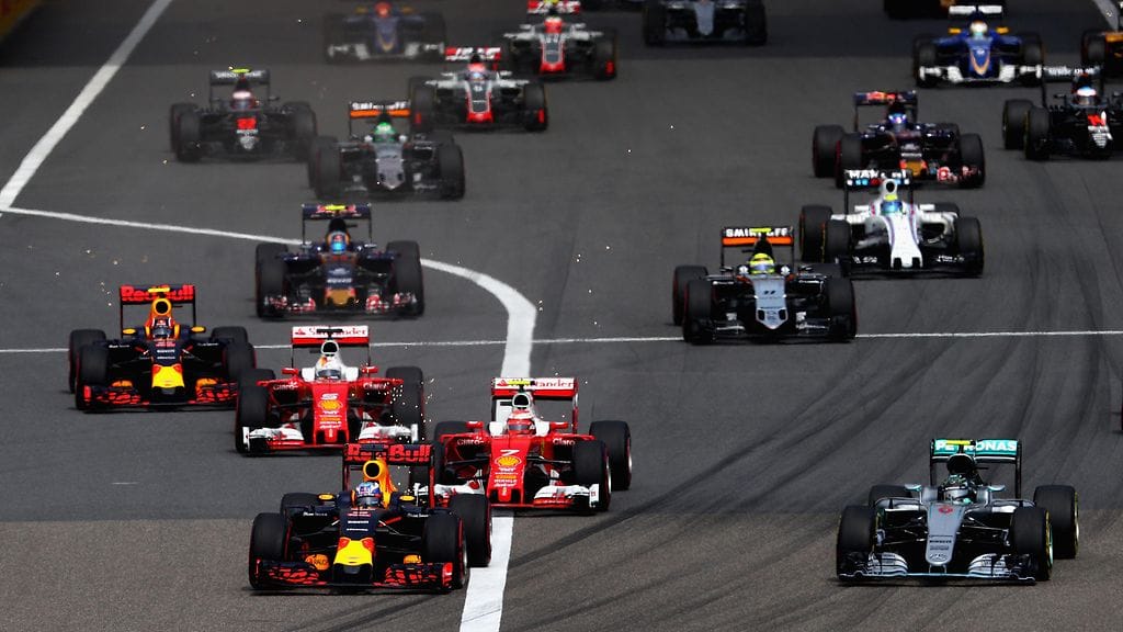 Kiinan GP:n lähdössä Ferrarit kolaroivat keskenään.