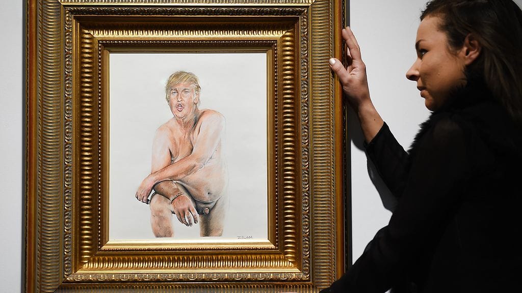 Illma Goren taideteos Make America Great Again on herättänyt raivokkaita tunteita Trumpin kannattajien joukossa. Kuvassa teos esitteillä Maddox-galleriassa Lontoossa.