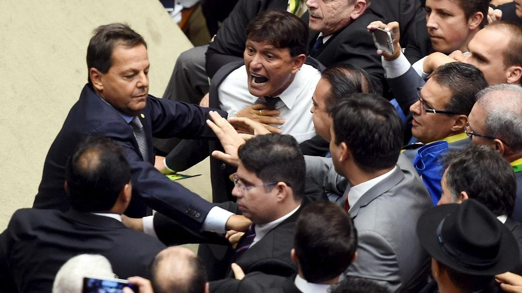 Tunteet kuumenivat käsirysyksi saakka Brasilian kongressissa presidentin kannattajien ja vastustajien huudellessa omia iskulauseitaan.