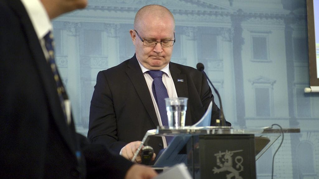 Oikeus- ja työministeri Jari Lindström, opetus- ja kulttuuriministeri Sanni Grahn-Laasonen sekä kunta- ja uudistusministeri Anu Vehviläinen esittelevät suunnitelmaa.
