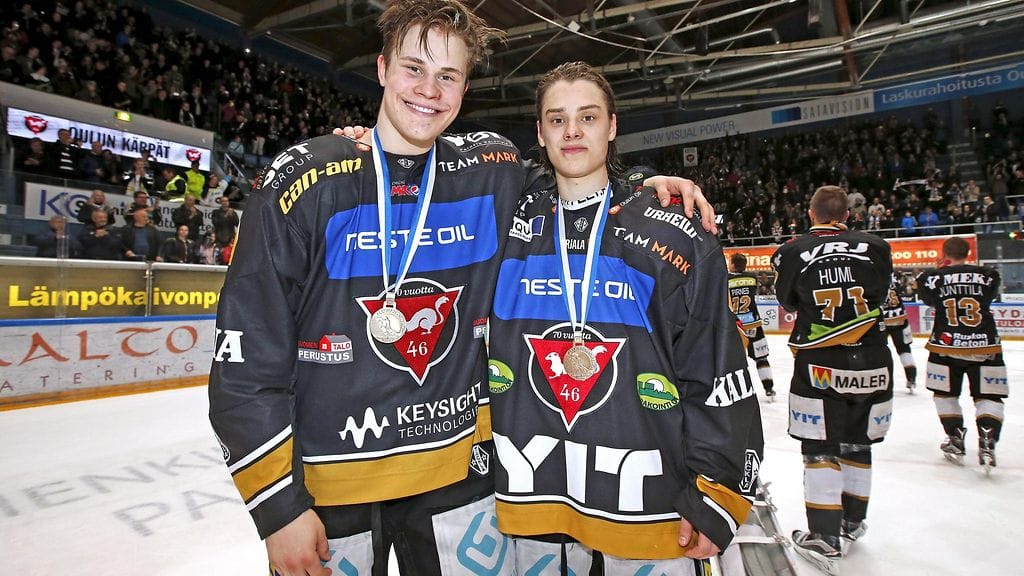 Sebastian Aho (oik.) juhli jääkiekkoliigan pronssia yhdessä Jesse Puljujärven kanssa.