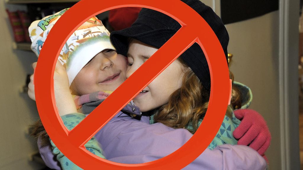 Osa oppilaista on ottanut uuden halauskiellon liiankin kirjaimellisesti.