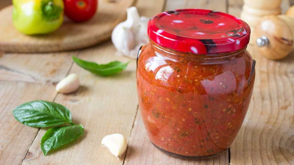 Valmispastakastikkeissa voi olla runsaasti suolaa.