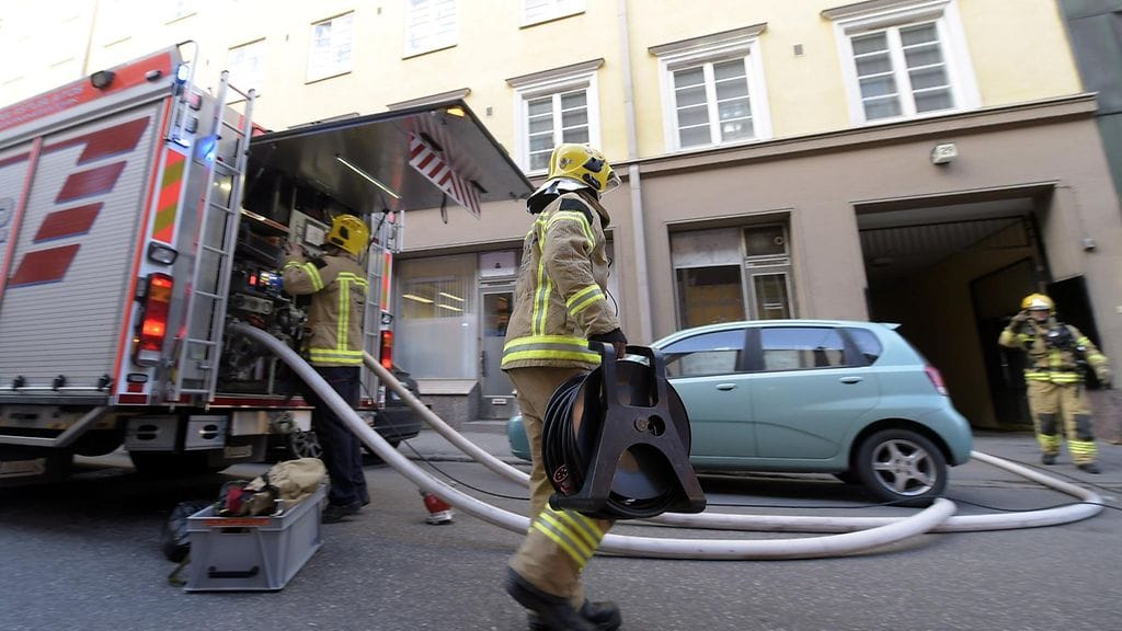 Palomiehet sammuttamassa huoneistopaloa. Kuvituskuva.