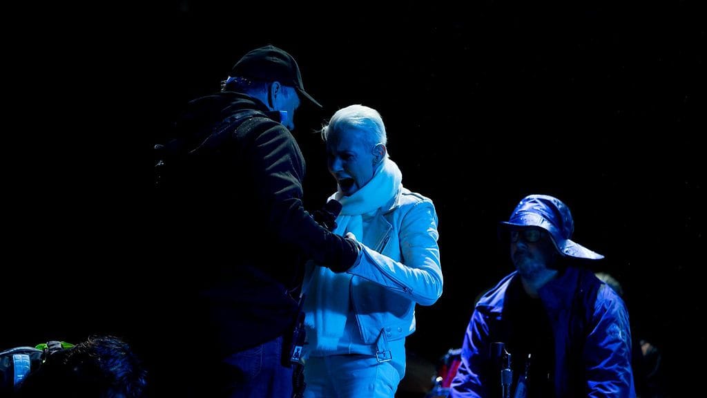 Marie Fredriksson autettaan tuoliin lavalla 2015