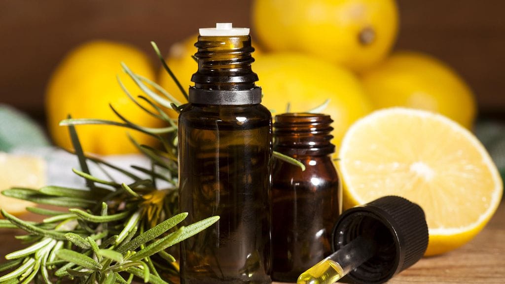 Raikas eukalyptusöljy on luonnollinen hyttyskarkotin.