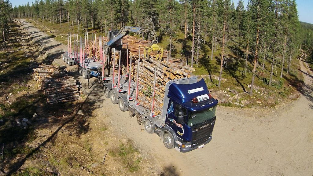Pikkujätti noutaa puutavaran metsäautotieltä ilman erillisiä siirtokuljetuksia.