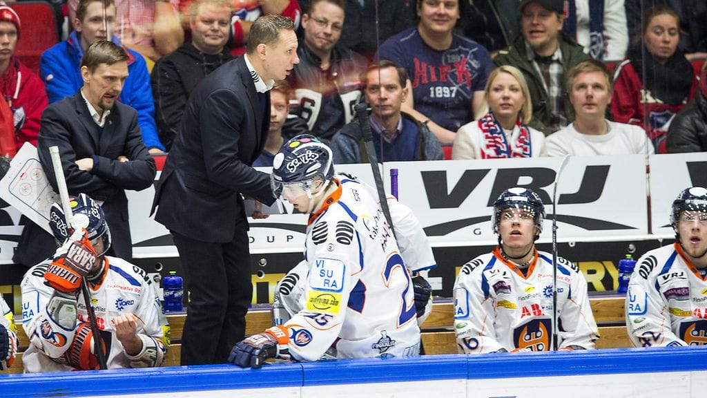 Marko Ojanen (takana vas.) on päävalmentaja Jussi Tapola tavoin neljättä kertaa SM-liigan finaaleissa valmentajana.