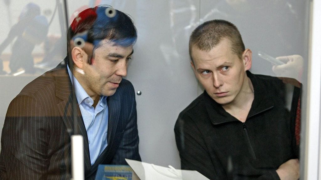 Kersantti Yevgeny Yerofeyev (oikea) ja kapteeni Alexander Alexandrov. Ukrainan tuomioistuin tuomitsi heidät 14 vuodeksi vankeuteen. Kuva otettu marraskuussa 2015.