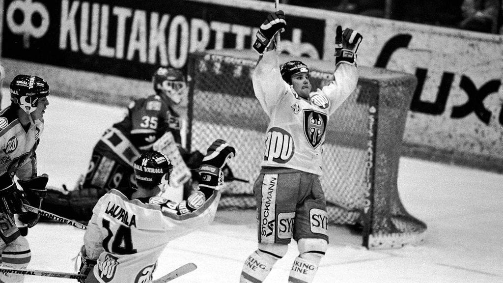 Timo Jutila oli yksi Tapparan onnistujista, kun tamperelaiset nujersivat HIFK:n 15-3 välieräottelussa vuonna 1988.