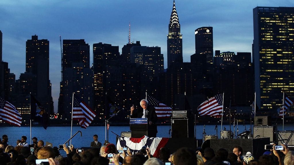 Demokraattien presidenttiehdokkaaksi pyrkivä Bernie Sanders puhui New Yorkissa  ennen osavaltion esivaalia.