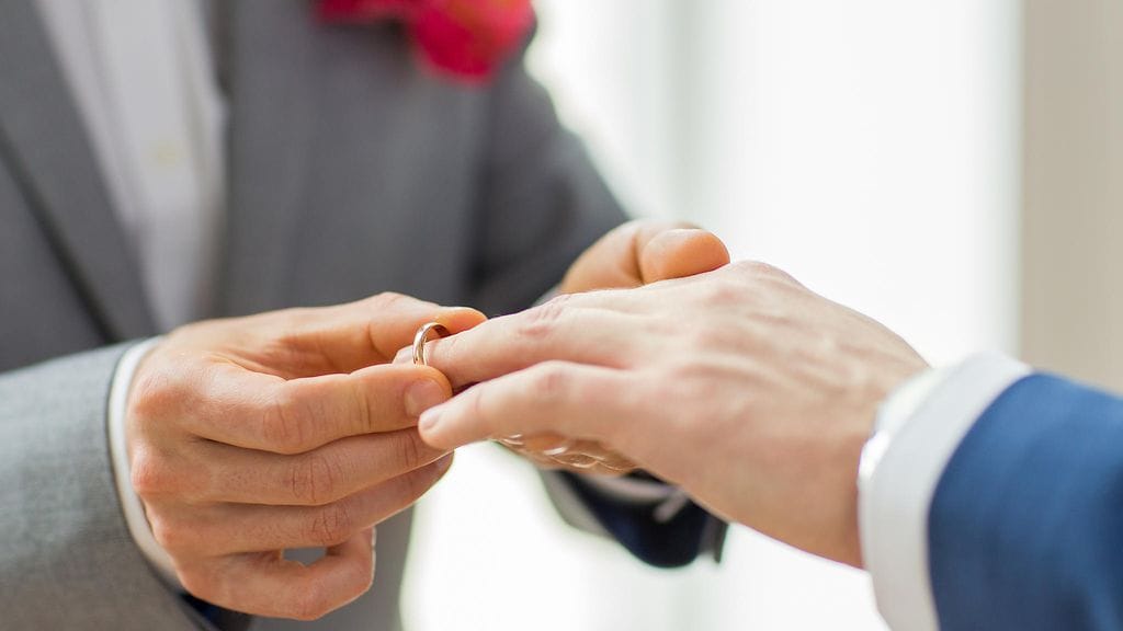 Pariskunnan häät ovat alle kuukauden kuluttua.