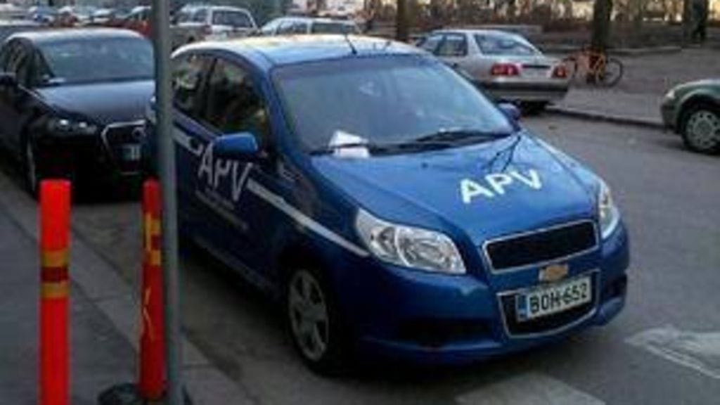 Pysäköintifirman auto sai parkkisakon Helsingin Eerikinkadulla.