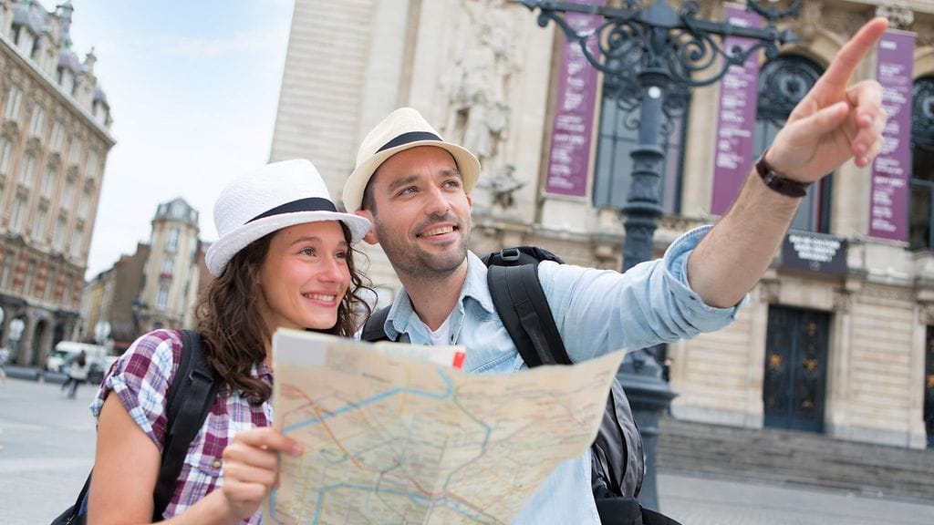 Jättimäinen kartta paljastaa turistin jo kaukaa.