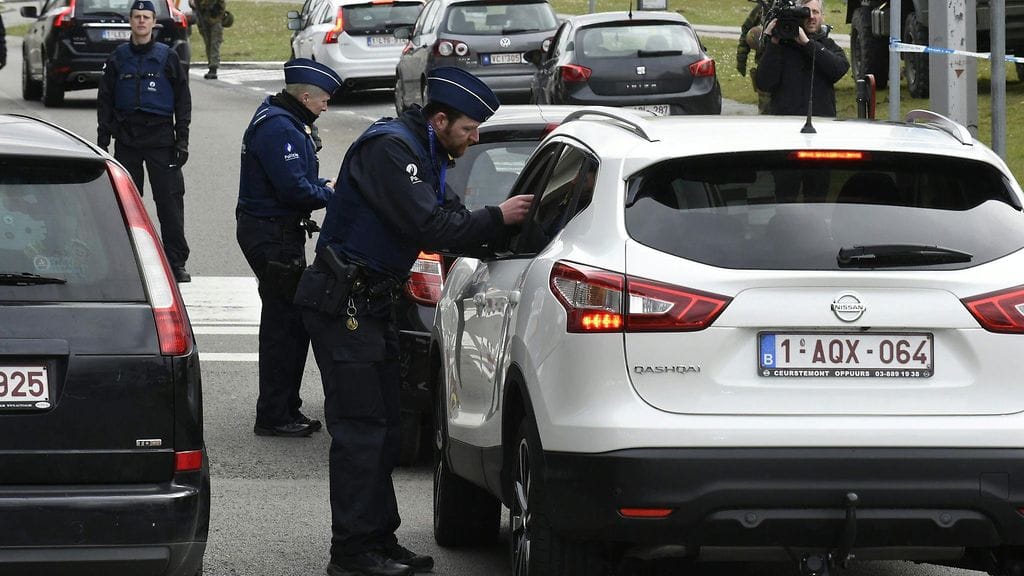 Poliisi tarkastaa Zaventemin lentokentälle saapuvien henkilöllisyyttä 29. maaliskuuta. Maaliskuisissa iskuissa menetti henkensä 35 ihmistä.