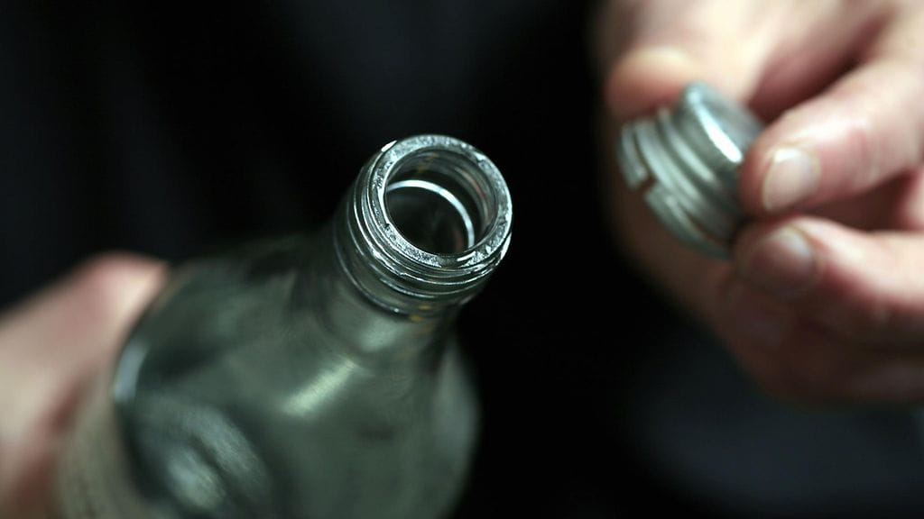 Poliisi epäilee 20-vuotiasta miestä alkoholirikoksesta ja tupakan myyntirikoksesta.