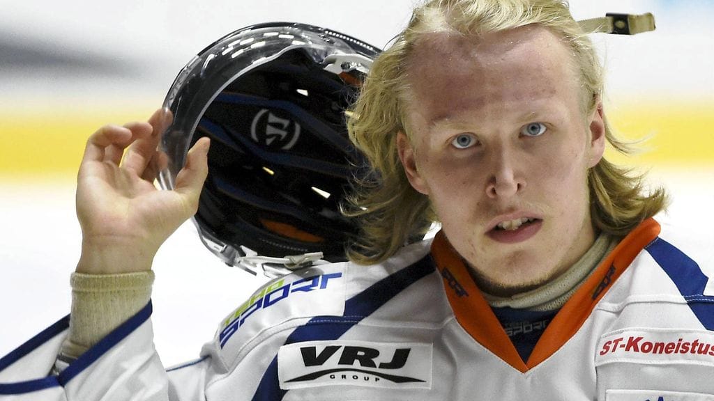 Tapparan maalitykki Patrik Laine lämmitteli ennen jääkiekkoliigan loppuotteluiden ensimmäistä ottelua HIFK-Tappara Helsingissä perjantaina 15. huhtikuuta 2016