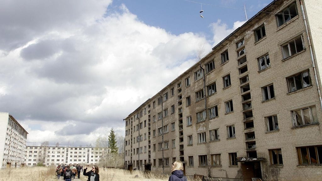 Latviassa sijaitseva Skrundan kaupunki oli Neuvostoliitolle tärkeä kaupunki, sillä sinne sijoitetuilla tutkilla pystyi tarkkailemaan läntistä Eurooppaa.