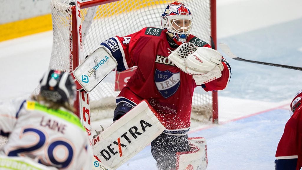 Ville Husso otti Patrik Laineen laukomat kiekot kiinni tiistaina.