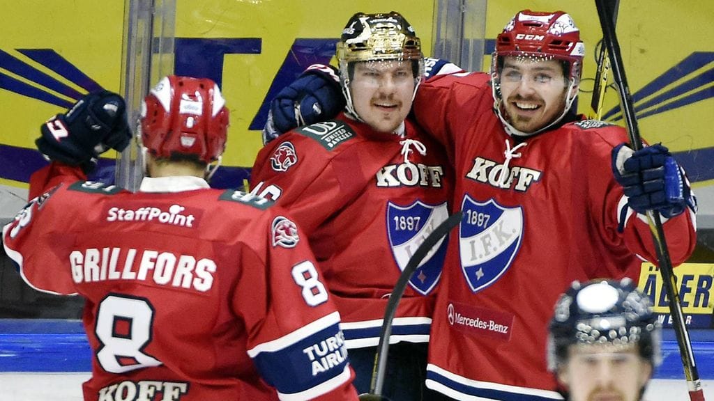 Ramstedt ja kumppanit juhlivat.