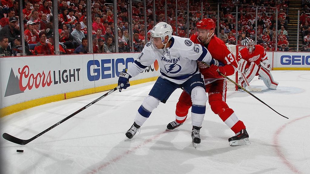 Valtteri Filppula painii Pavel Datsjukin kanssa kiekosta.