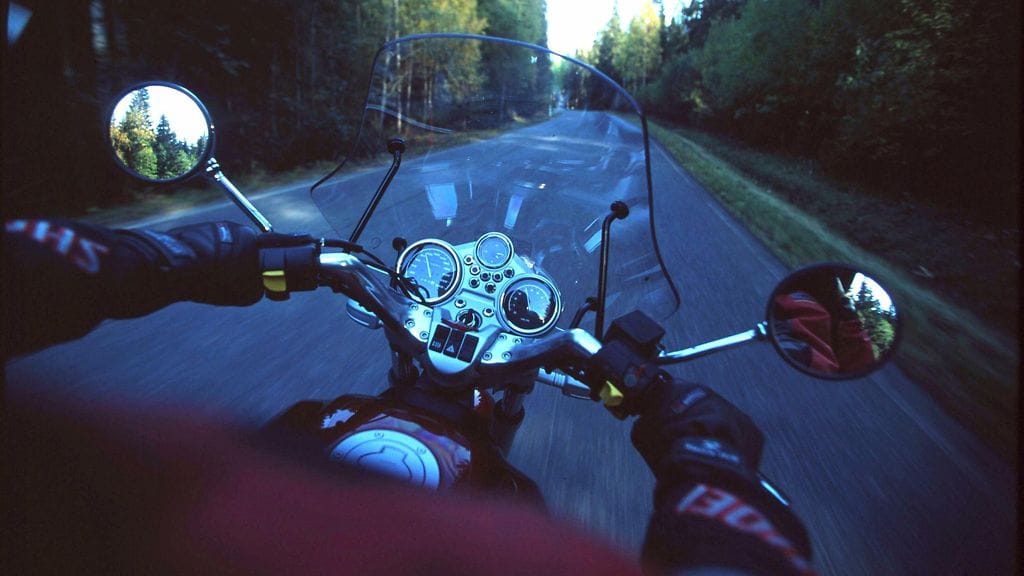 Moottoripyöräilijää ei aina havaita edes hyvissä sääolosuhteissa.