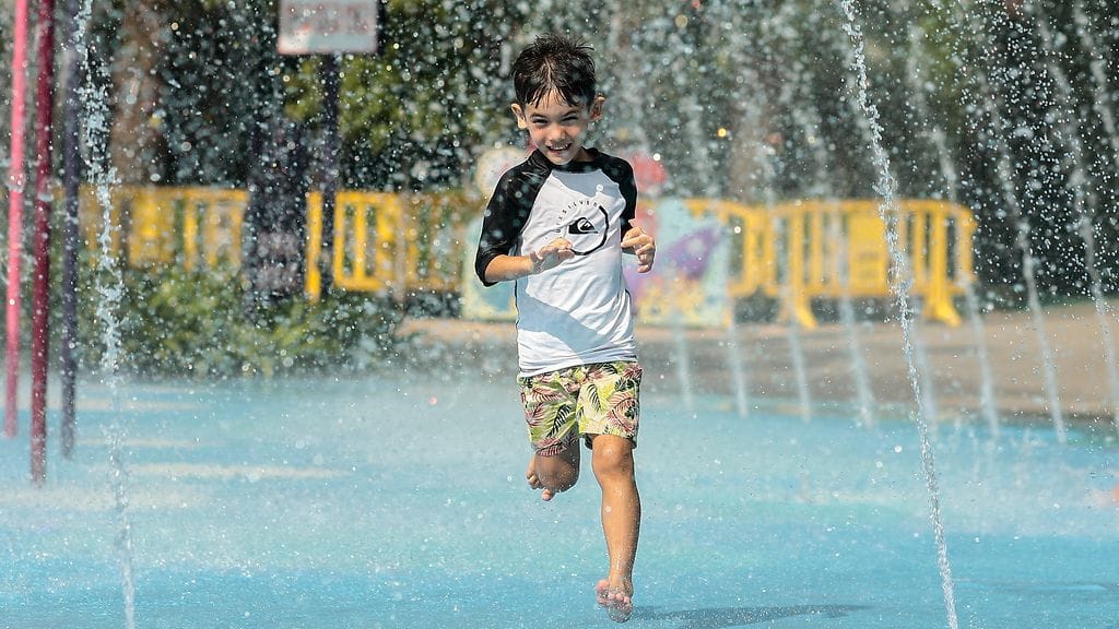 Lapset vilvoittelemassa Singaporessa 17. maaliskuuta 2016, kun lämpötilat kipusivat jopa yli 35 asteeseen.