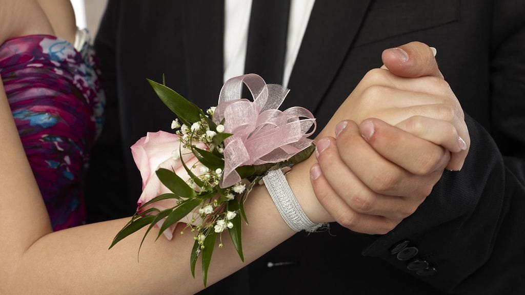 Tyttö jätti omat tanssiaisensa väliin, jotta voisi osallistua pojan tanssiaisiin.