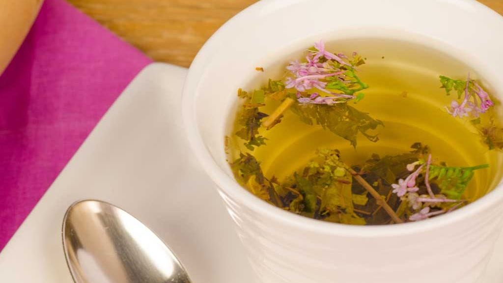 Teet voivat auttaa nukahtamaan. Kahvi sen sijaan kannattaa jättää iltaisin väliin.