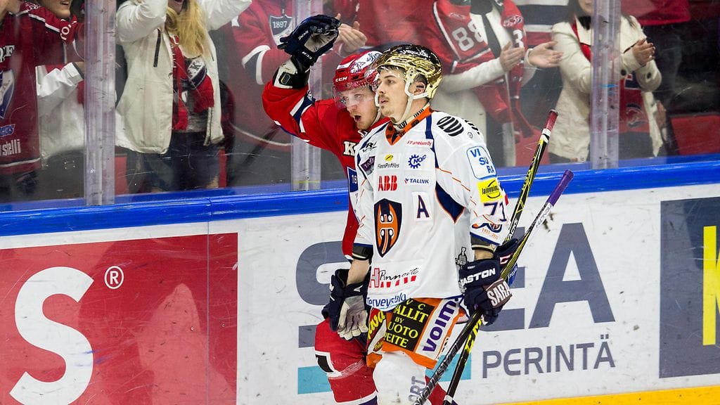 Kuva kertoo paljon. HIFK:n Juuso Puustisella on kivaa, Tapparan Kristian Kuuselalla ei.