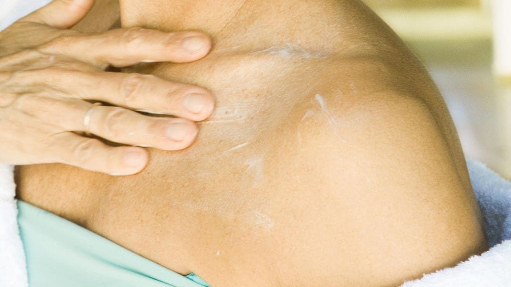 "Aurinkovoiteet eivät kuitenkaan ole ensisijainen tapa suojautua auringolta eikä niitä ole tarkoitus käyttää auringossa oleskelun tarpeettomaan pitkittämiseen". Kuvituskuva.