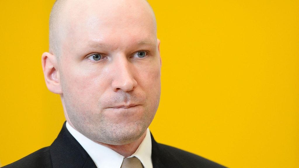 Anders Behring Breivik Skienin vankilan kuntosaliin pystytetyssä väliaikaisessa oikeussalissa maaliskuussa 2016.